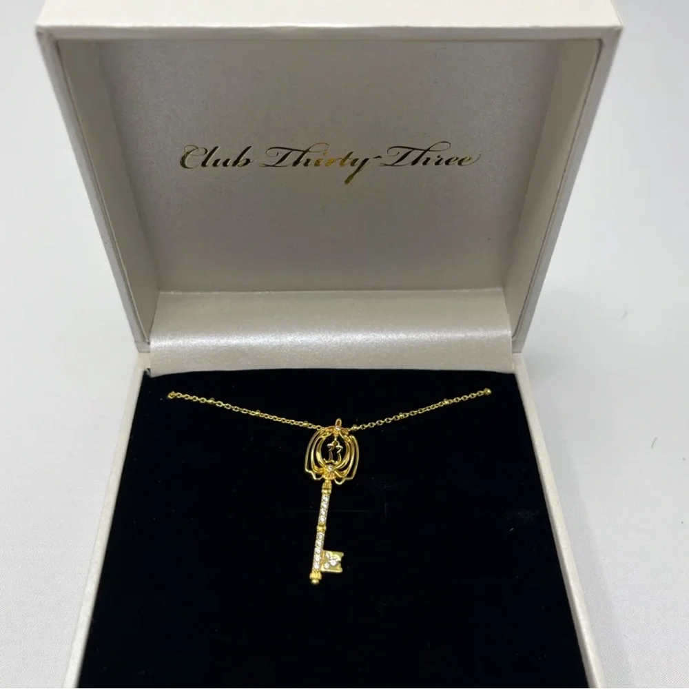 Stunning gold club 33 key necklace